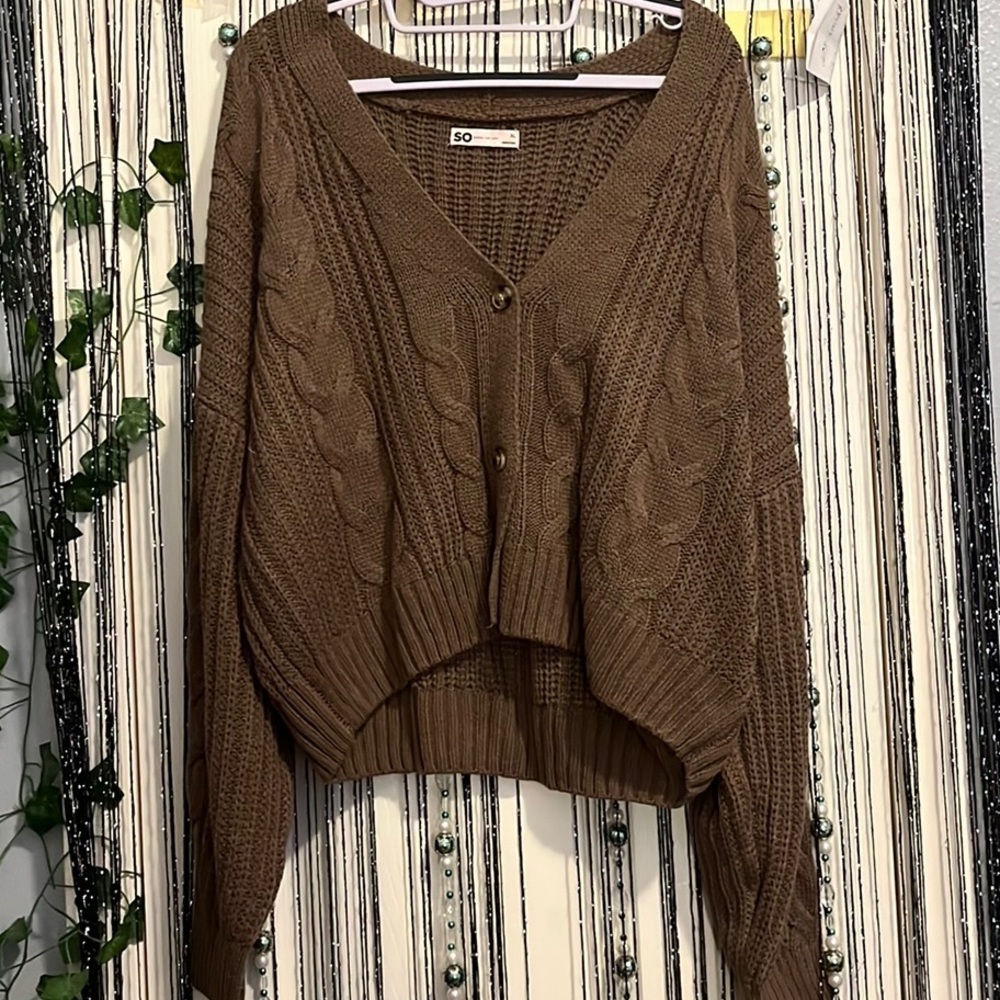 BROWN SWEATER